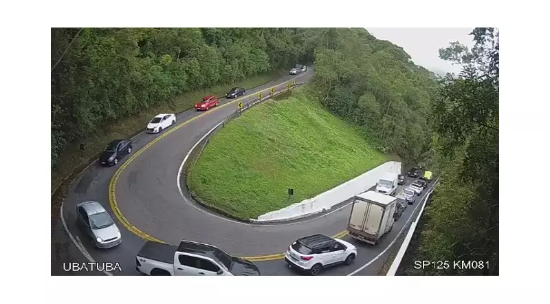 Trânsito intenso nas rodovias do litoral norte paulista no feriado