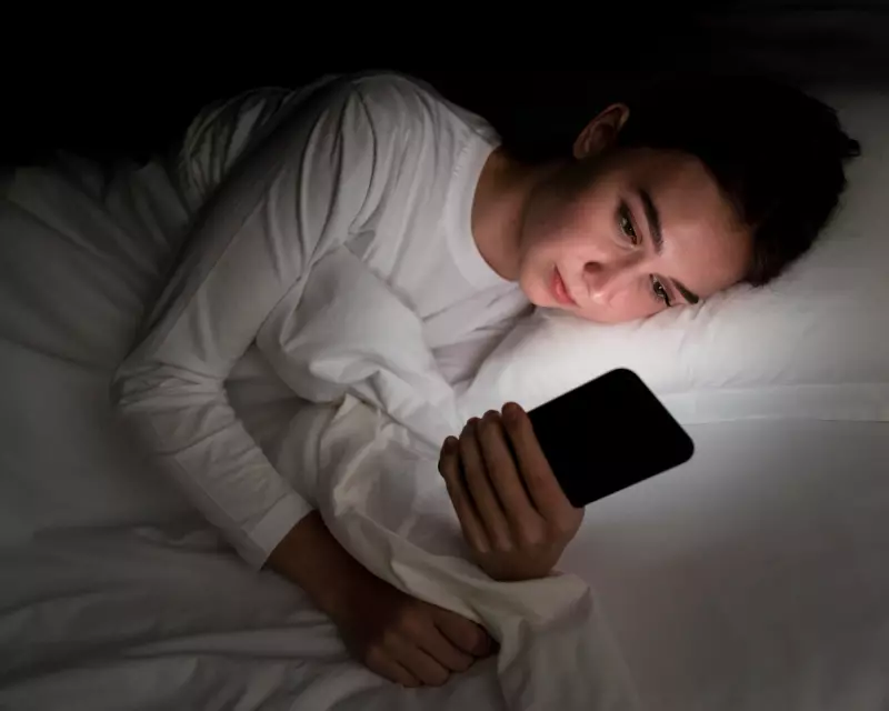 Vício em Redes Sociais: Estudo Revela que Dormir Tarde Aumenta Risco Entre Jovens