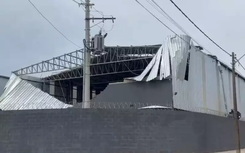 Ventos de 60 km/h destelham barracão e cortam energia em Franca, SP