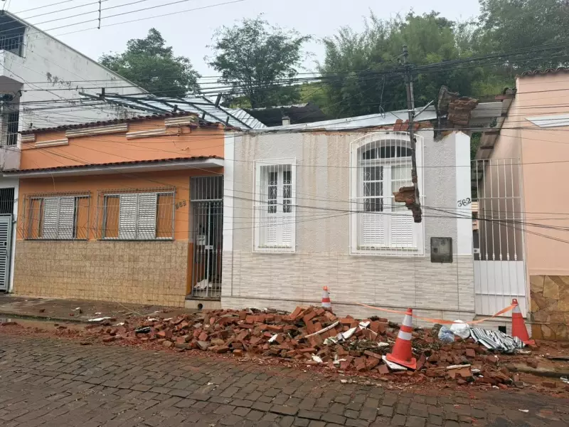 Ventos de 80 km/h castigam Zona da Mata: árvores caídas, destelhamentos e alagamentos assustam moradores