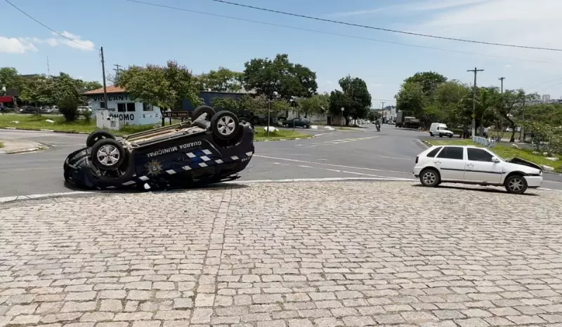 Viatura capota em acidente no Parque Santa Bárbara em Campinas