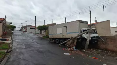 Caminhão sem freio invade casa em Rio Claro e causa destruição