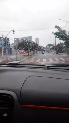 Carro capota na Zona Leste de SP após colisão em alta velocidade