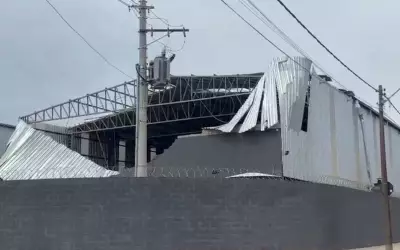 Ventos de 60 km/h destelham barracão e cortam energia em Franca, SP