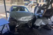 Acidente em Bauru: carro invade calçada e destrói churrasqueira de bar