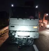 Acidente entre moto e carreta interdita pista da Via Dutra em Itatiaia e deixa homem ferido