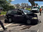 Acidente na Rodovia Santos Dumont deixa mulher gravemente ferida