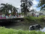 Audi de luxo cai em canal em São Vicente: 1 morta e 3 feridas