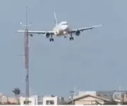 Avião executa pouso 'de lado' em SC com ventos de 67 km/h; entenda