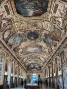 Brasileira flagra estrondo durante roubo de joias no Louvre e retorna para cena vazia e com pouca segurança