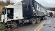 Caminhão Carreteira Tombou Próximo a Viaduto Ferroviário em Uberlândia: Acidente Interditou Via