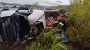 Caminhão com cerveja tomba e interdita BR-262 em MG por 3 horas