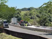 Caminhão com ureia tomba e interdita Rodovia Euclides da Cunha em SP