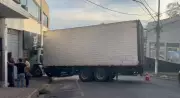 Caminhão desgovernado invade loja de móveis em Divinópolis e causa destruição
