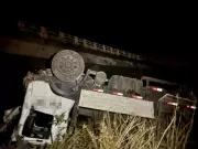 Caminhão despenca de ponte na BR-407 e deixa dois feridos no Piauí