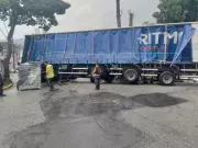 Carreta bloqueia cruzamento em Mogi das Cruzes há mais de 24 horas