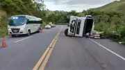 Carreta com chapas de aço tomba na BR-393 em Barra do Piraí