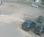 Carro capota 4 vezes em Penha após motorista dormir ao volante