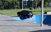 Carro fica pendurado em pista de skate em Sorocaba; motorista tinha CNH vencida