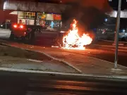 Carro pega fogo em viaduto de Petrolina: motorista não percebeu chamas, revela PRF