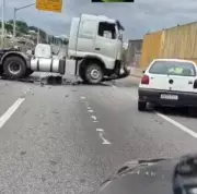 Colisão entre Caminhão e Moto Paralisa a Linha Amarela no Rio: Trânsito Intenso na Manhã desta Quinta