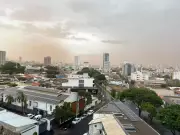 Céu alaranjado assusta MG: nuvem de poeira transforma dia em noite e gera alerta