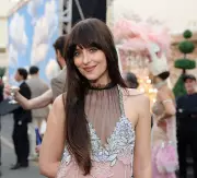 Dakota Johnson: A Franja Perfeita e o Martini Imediato - O Segredo de Estilo da Estrela