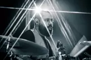 Do Berço do Samba ao Mundo: Baterista de Santos Brilha com Alexandre Pires e Vira Referência Musical