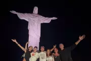 Dua Lipa visita Cristo Redentor e recebe bênção antes de show no Rio