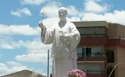 Estátua branca de Padre Victor gera revolta por apagamento racial
