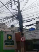 Excesso de fios em postes ameaça pedestres e comerciantes em Mogi