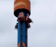 Família fica 20 minutos suspensa a 100 metros no Beto Carrero