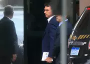 Flávio Bolsonaro relata nova crise de soluços do pai durante visita na PF