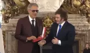 Gafe de Milei: presidente tenta cumprimentar Andrea Bocelli cego