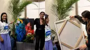 Giovanna Antonelli recebe quadro de artista de Rondônia em evento