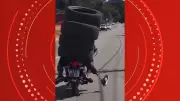 Homem com prótese na perna carrega 4 pneus em moto no ES