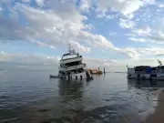 Iate vira de lado e tomba no Tapajós: passageiros resgatados com sucesso em Santarém