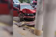 Idoso sofre mal súbito e colide carro contra poste em Sorocaba; veja o vídeo