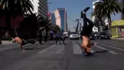 Imigrantes transformam cruzamento no México em palco de breakdance