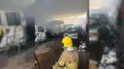 Incêndio de grandes proporções consome 5 veículos em oficina de Ituiutaba; vídeo impressiona
