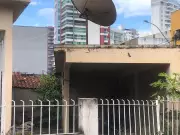 Incêndio em imóvel vazio assusta moradores no Centro de Campos: casa na Rua Alvarenga Pinto pega fogo