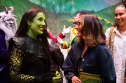 Janja assiste a Wicked em SP e ganha livro autografado do elenco