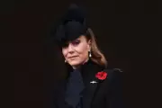 Kate Middleton homenageia fim da 1ª Guerra Mundial com papoula vermelha