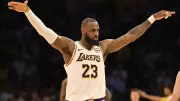 LeBron James faz história na NBA com 23ª temporada e recorde