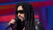 Lenny Kravitz perde dreadlocks após fã puxar com força em show