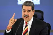 Maduro canta 'Imagine' em meio a tensões militares dos EUA no Caribe