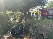 Mecânico se fere ao cair com BMW em córrego no Centro de São Carlos