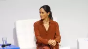 Meghan Markle é acusada de pegar vestido sem autorização; equipe nega