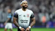 Memphis Depay faz punção no joelho e assusta fãs com vídeo da agulha