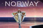 Miss Noruega vira salmão e rouba cena no Miss Universo 2025 na Tailândia